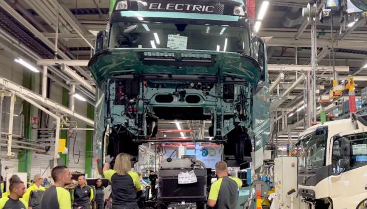 Volvo starts mass production of heavy-duty electric trucks: 44 tons total weight