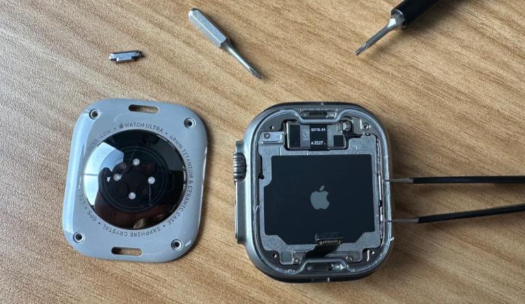 Apple Apple Watch Ultra disassembled, extremely difficult to recover