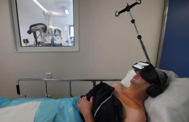 Study says wearing VR headsets during surgery may reduce anesthetic use